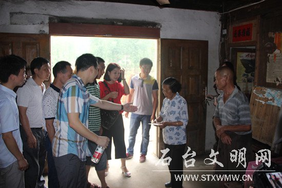 图为为重灾贫困户送慰问金