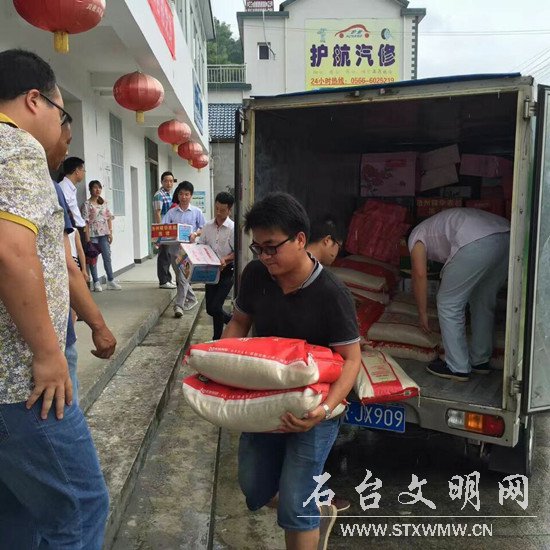 图为为受灾群众送物资