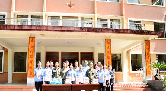图为普法志愿者到军营开展活动