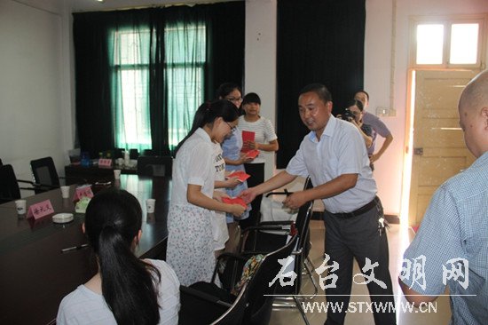 图为奖助现场