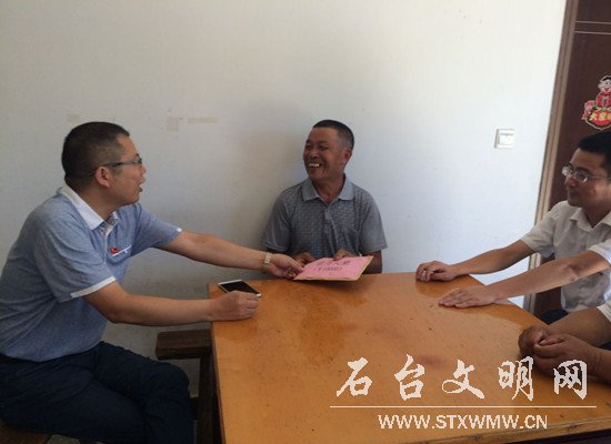 图为石台邮政领导捐赠爱心款