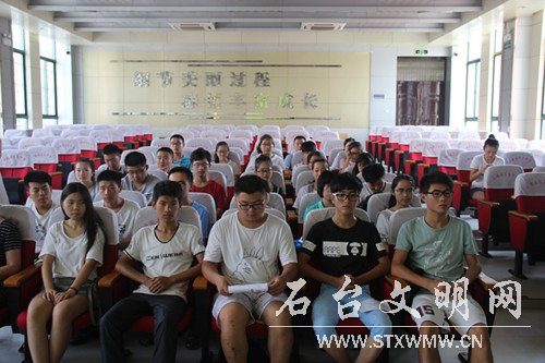 图为奖助现场