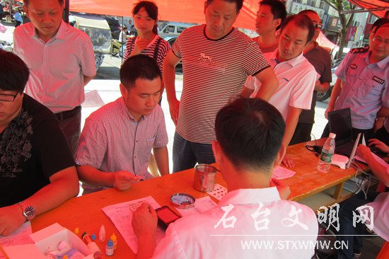 图为志愿者无偿献血