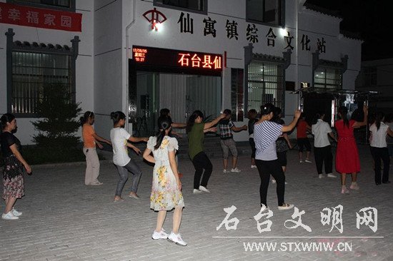 图为村民跳广场舞