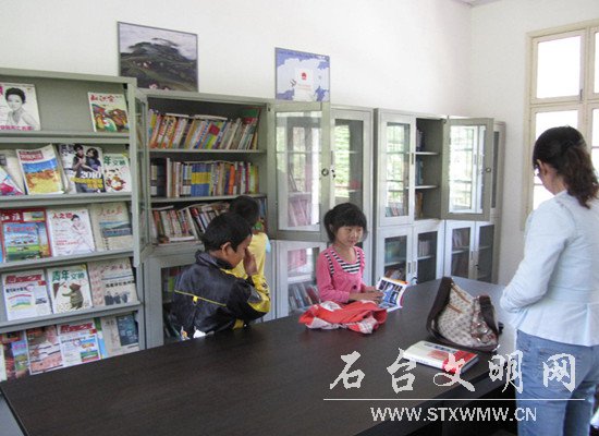 图为该镇农家书屋