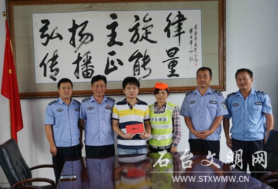 图为行政执法局为环卫工送助学金