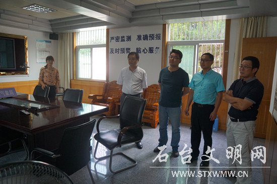 图为参观业务