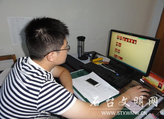 图为职工参与投票