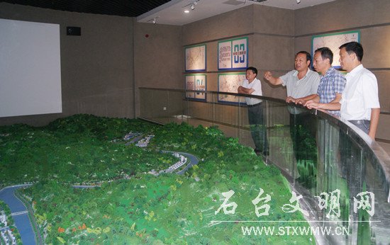 图为戈卫民实地察看县生态规划展示馆