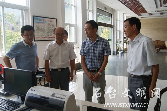 图为戈卫民察看牯牛降景区龙门山庄
