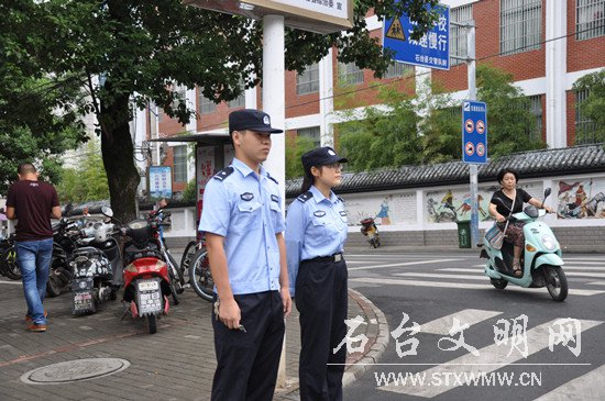 9月7日上午,两名机关民警在石台中学门前的路口进行文明交通劝导