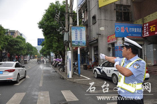 9月7日上午,石台县公安局一交警在路口引导车辆有序通行