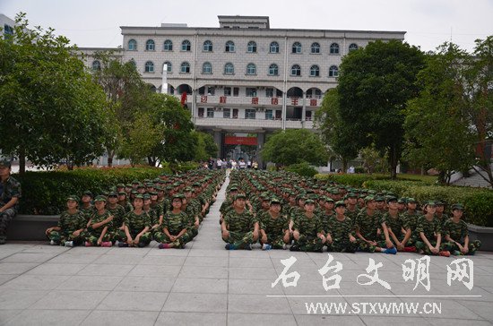 图为学生观看视频