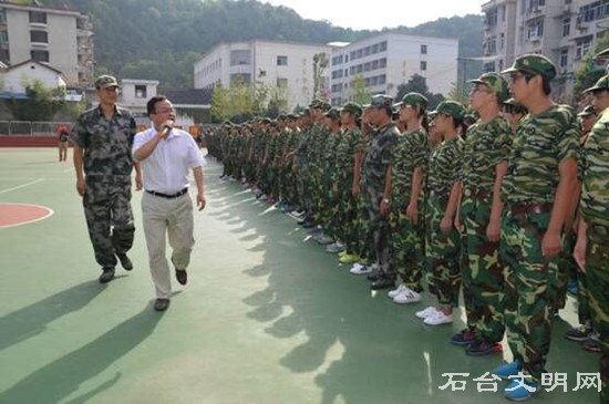 图为检阅中队