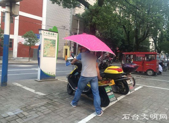 图为单位志愿进行文明交通服务活动