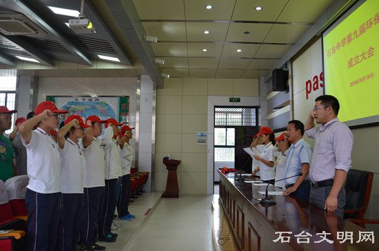 图为志愿者庄严宣誓