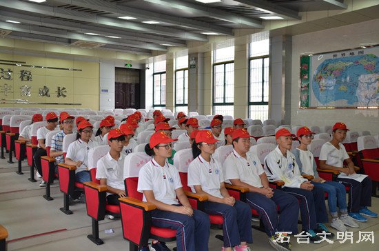 图为志愿者在认真聆听讲话