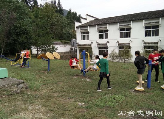 图为村民在健身