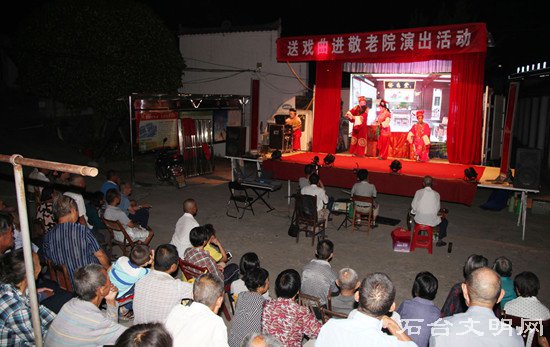 图为“文化敬老”走进敬老院现场