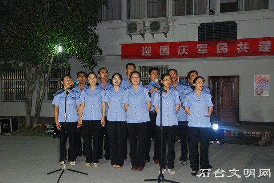图为县市场监管局小合唱《我和我的祖国》