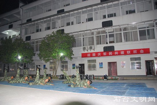 图为县武警中队选送的摔擒表演