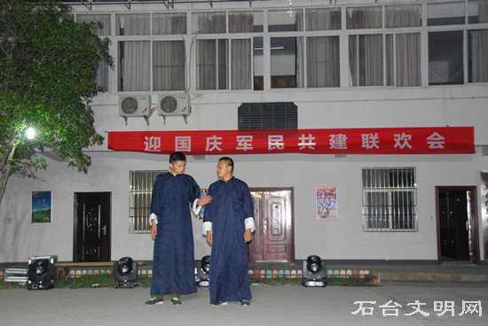 图为县消防大队选送的相声表演