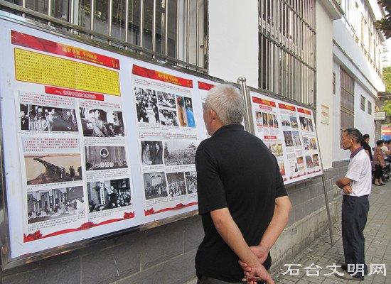 图为市民在看图展
