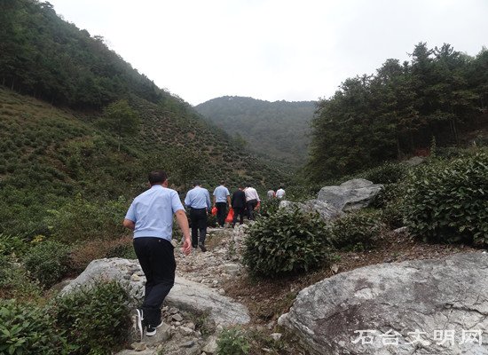 图为民警前往仙寓山救援