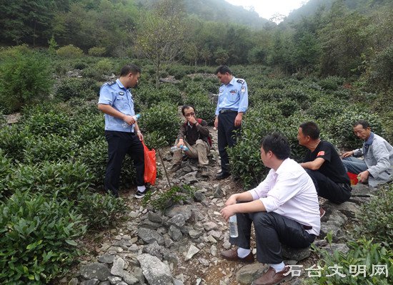 图为找到失联游客并搀扶下山