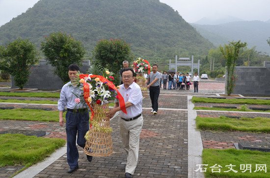 图为向烈士纪念碑敬献花篮