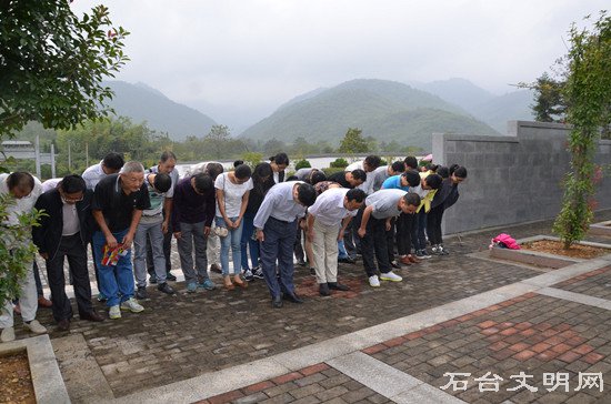 图为向革命烈士三鞠躬