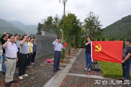 图为重温入党誓词