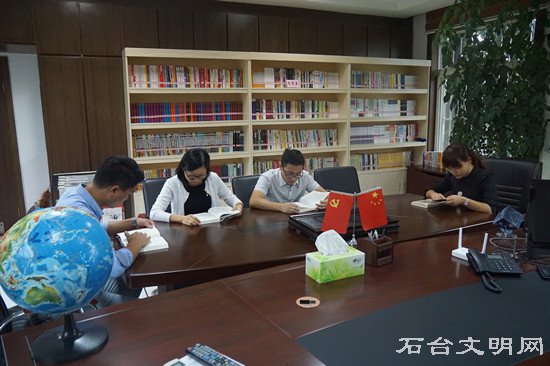 图为职工在读书