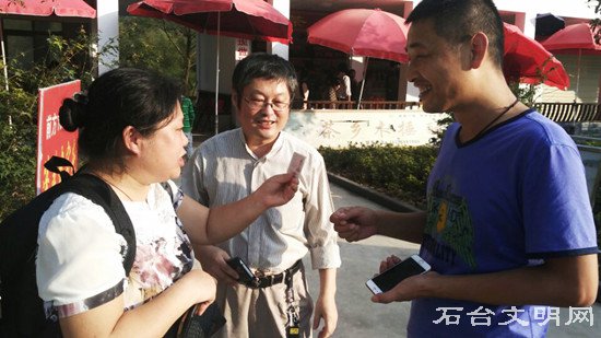 图为江先生一家将钱包交还失主