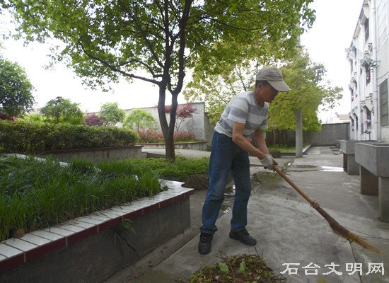 图为清洁校园