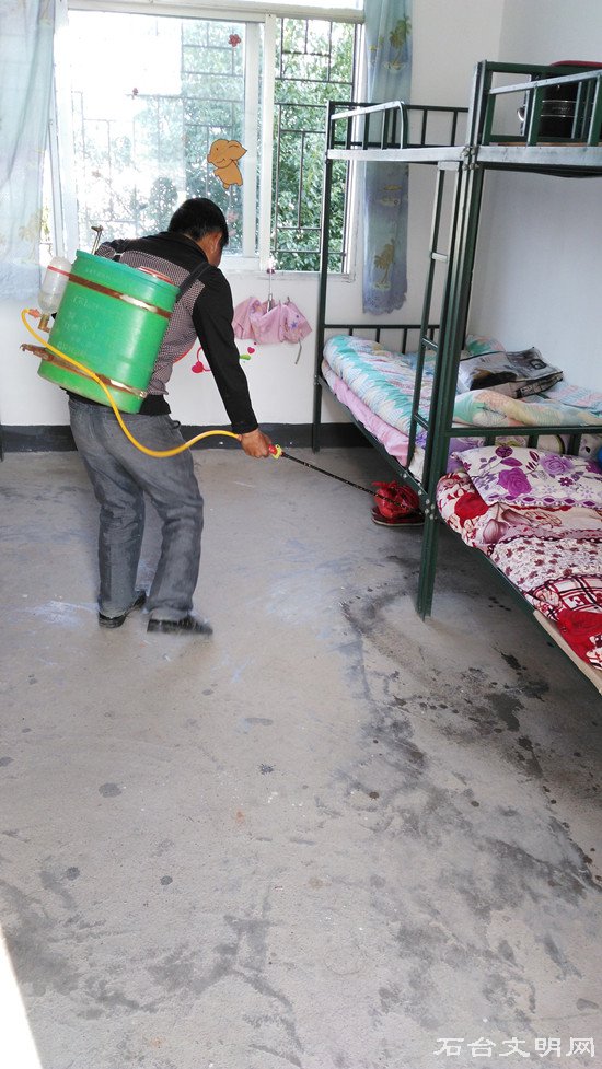 图为卫生消毒