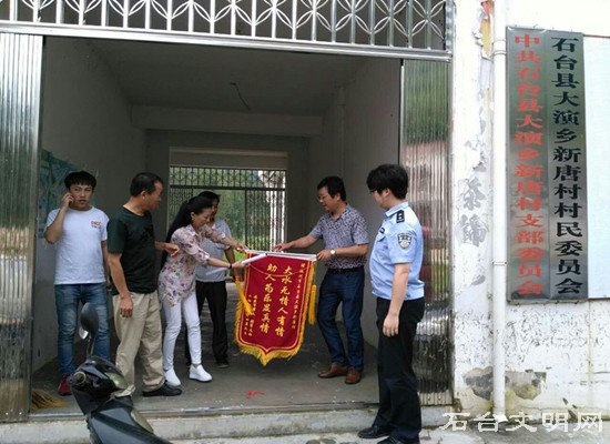 图为为“池州好人”唐然进送锦旗