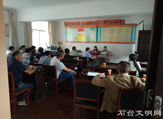 图为好人评选活动座谈会