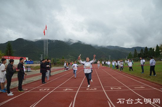 图为运动员在奋力冲向终点