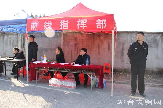 民警演练现场警戒