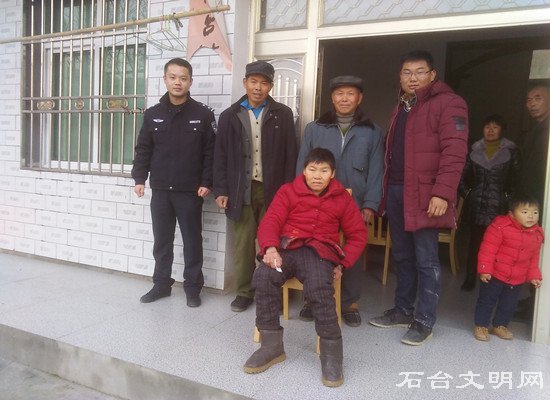 图为民警与王家兄妹在一起分享亲人团聚的喜悦