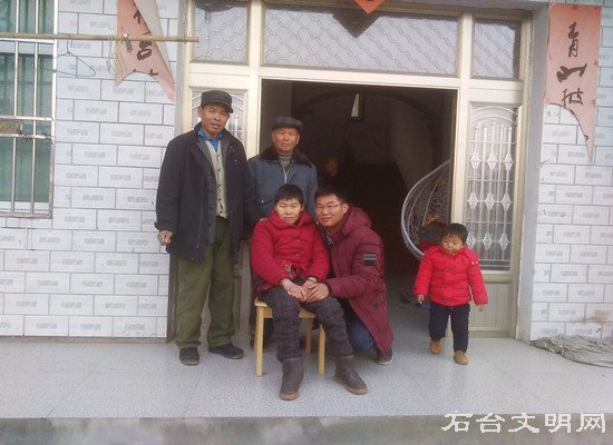 图为寻亲人范某与母亲、两位舅舅在一起