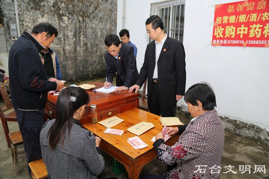 体现执行成效,赴偏远山村发放涉农民工工资