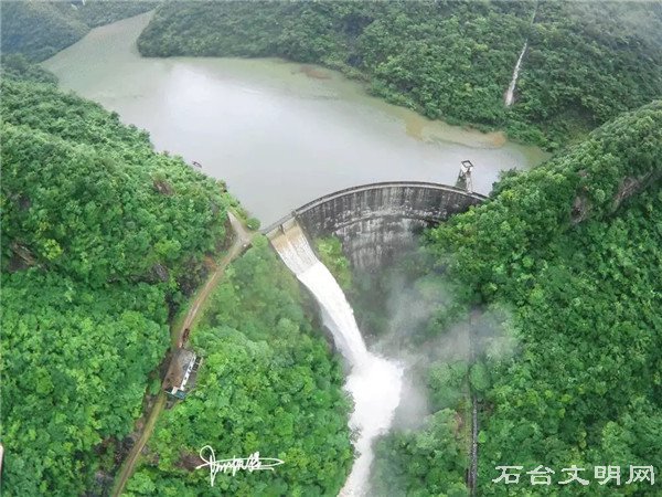 泄洪