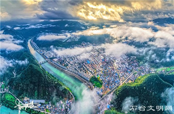 云绕石台城