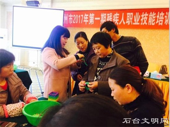 县残联学员正在学习串珠