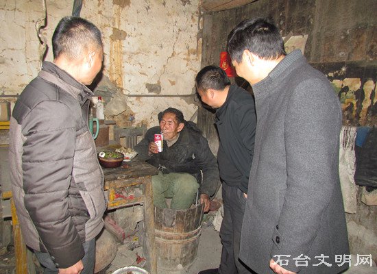 图为志愿者们看望慰问孤寡老人