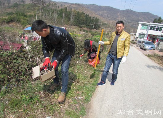 图为志原者们清理白色垃圾