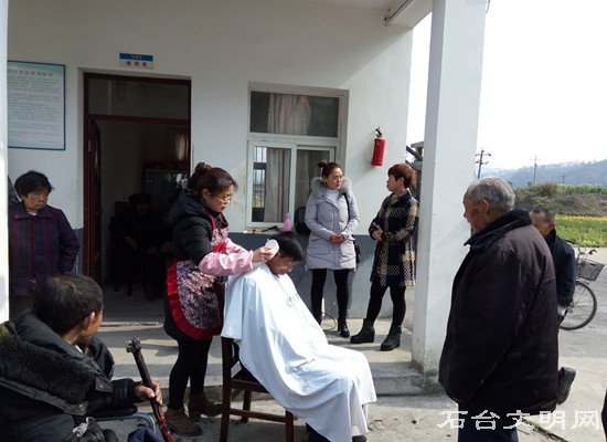 图为七都镇开展爱老敬老活动