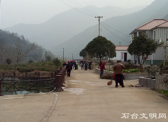 图为七都镇开展义务“清白行动